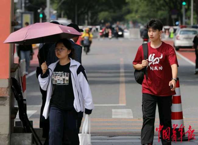 北京高考拆开 鲜花与亲情相伴理财考生