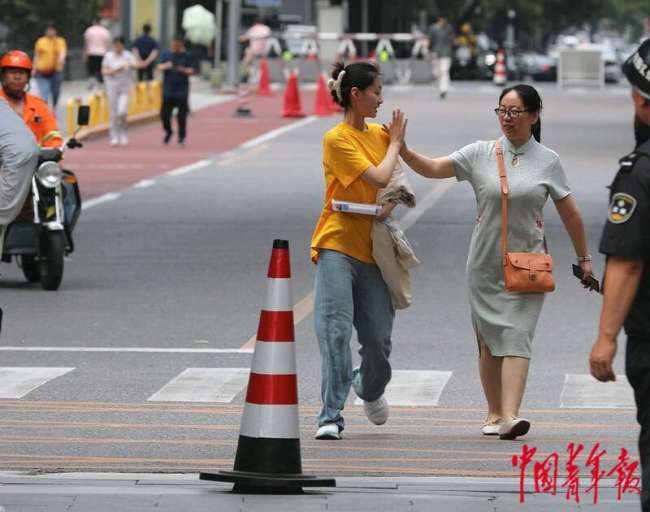 北京高考拆开 鲜花与亲情相伴理财考生