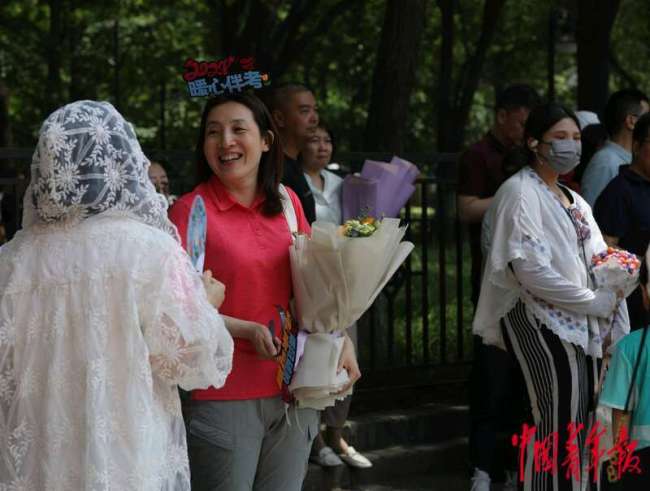 北京高考拆开 鲜花与亲情相伴理财考生