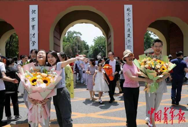 北京高考拆开 鲜花与亲情相伴理财考生